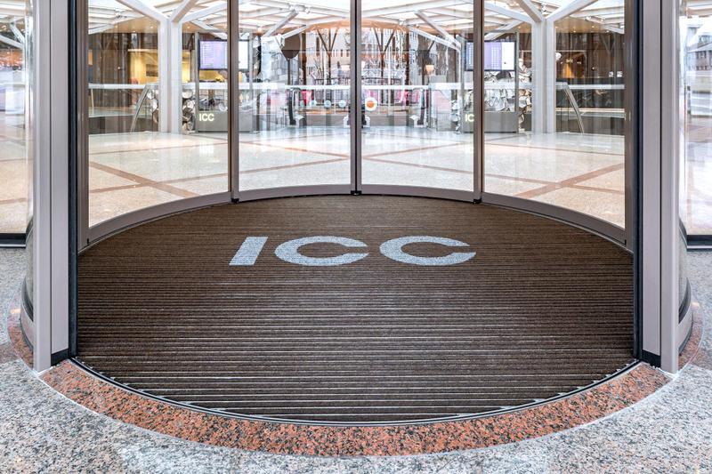 Gerundete Eingangsmatte mit eingearbeitetem Logo im ICC Hotel in Genf